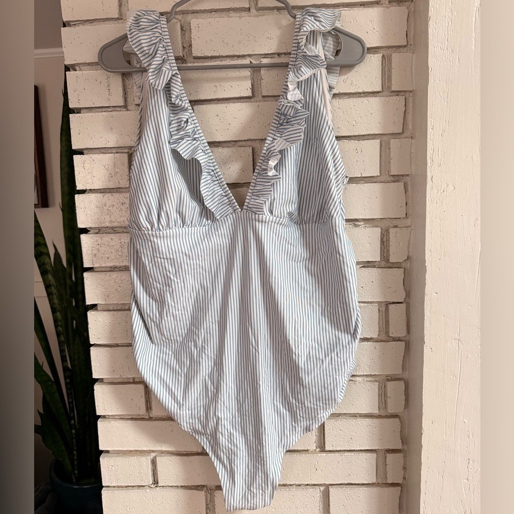 H&M Maternity One Piece Ruffled Bathing Suit in XL